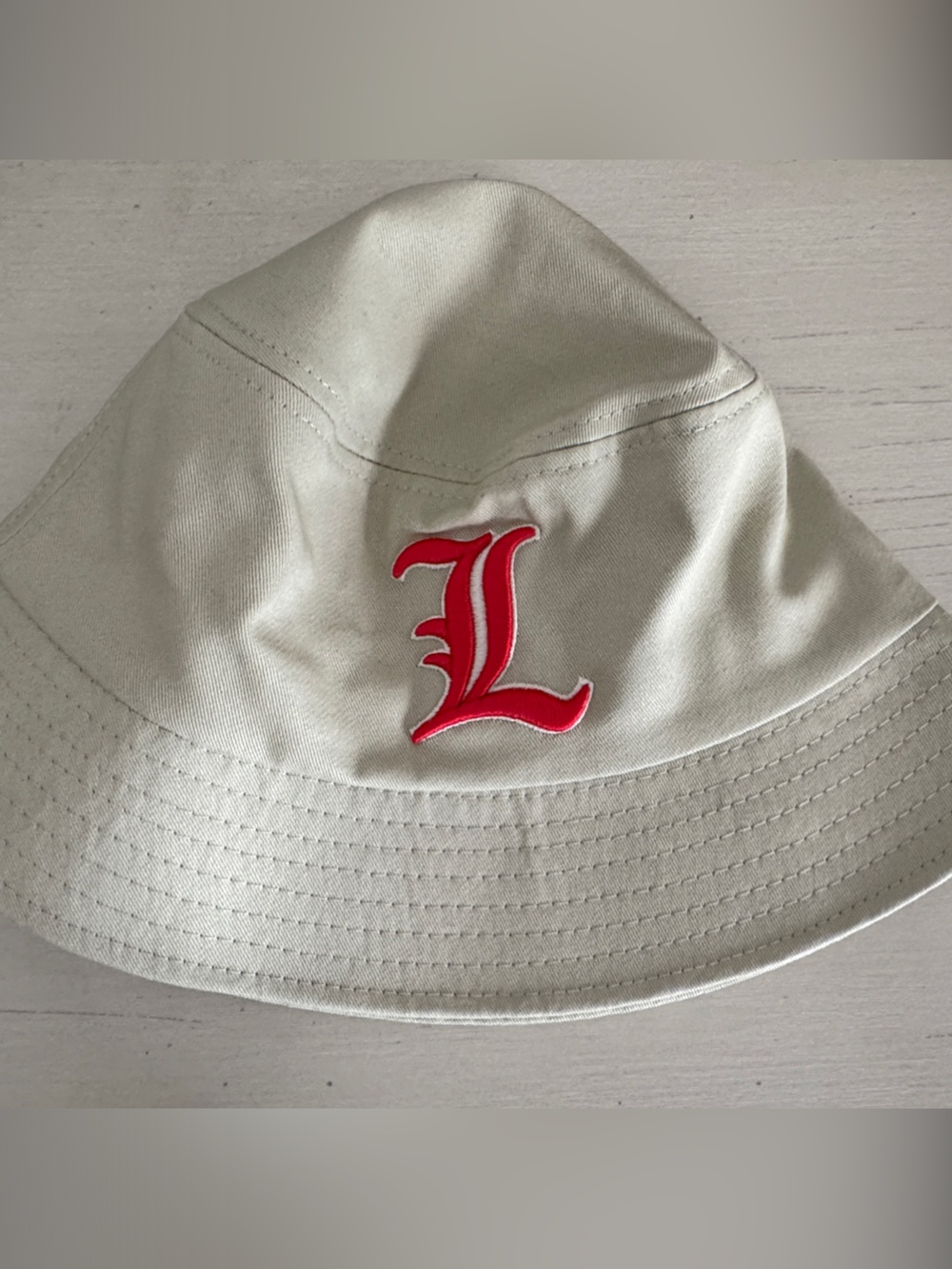 Louisville Cardinals Beige Bucket Hat with Red Logo